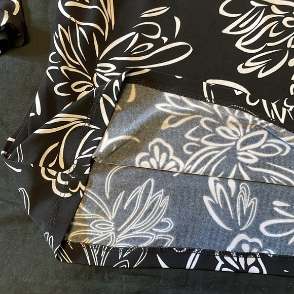 Black and Whire Floral Patterned Polyester 3/4 sleeve Blouse - Picture 6 of 7